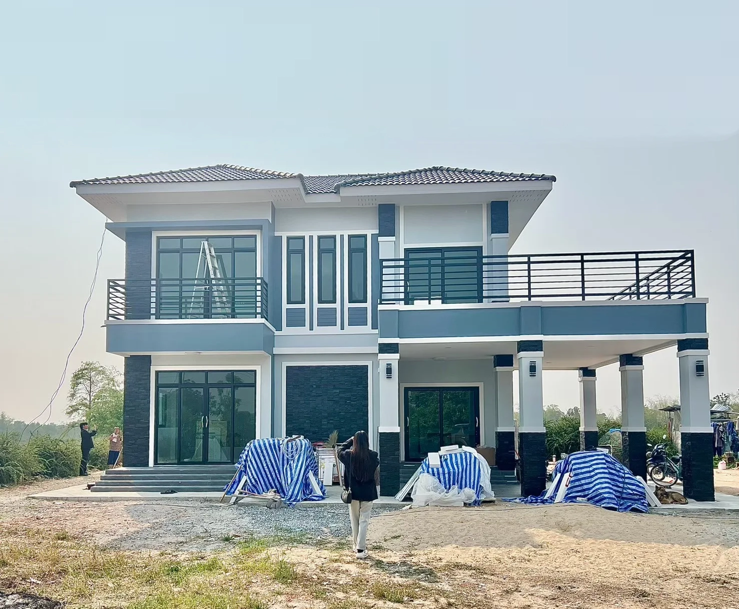 บ้านสองชั้นสไลต์โมเดิร์นหลังคาปั้นหยา