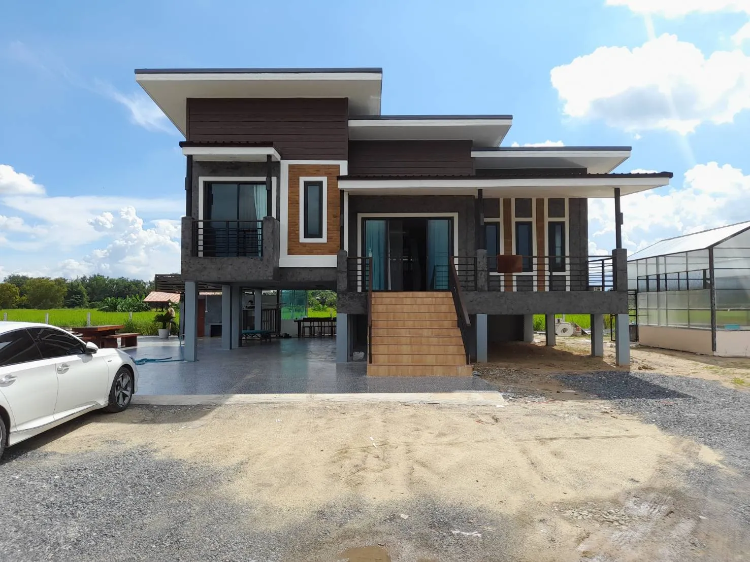 บ้านชั้นครึ่ง โมเดิร์นยกสูง